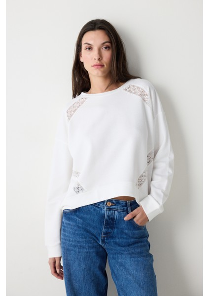 Beyaz Bisiklet Yaka Nakış Detaylı Sweatshirt