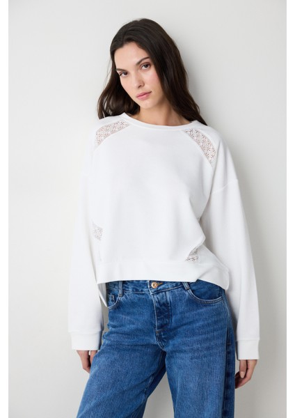 Beyaz Bisiklet Yaka Nakış Detaylı Sweatshirt