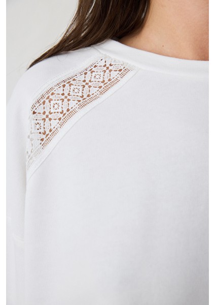 Beyaz Bisiklet Yaka Nakış Detaylı Sweatshirt