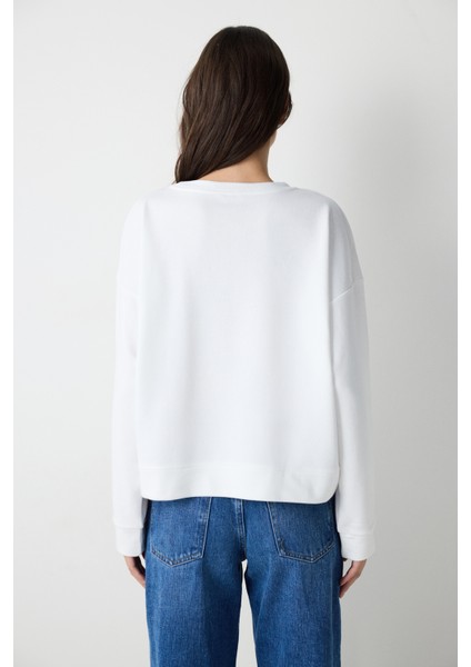 Beyaz Bisiklet Yaka Nakış Detaylı Sweatshirt