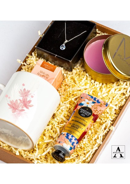 Kişiye Özel Damla Hediye Seti- Damla Kolye - Seramik Kupa - Eyüp Sabri Tuncer El Kremi - Müslin Çay - Metal Mum fiyatları