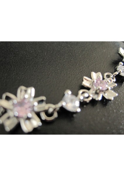 Çiçek Detaylı Gümüş Rengi Zarif Bileklik