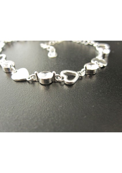 Kalp Detaylı Gümüş Rengi Zarif Bileklik fırsatları