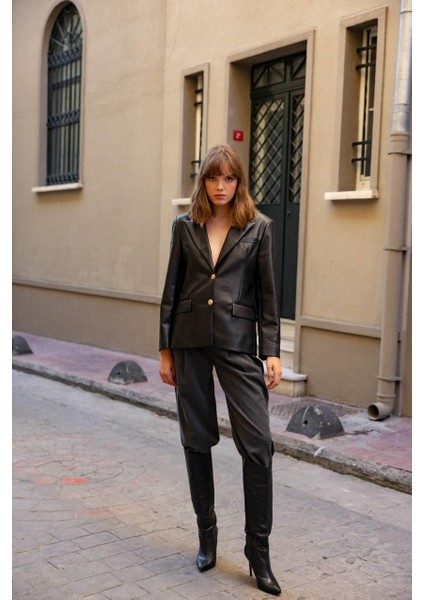 Kadın Gold Düğme Detaylı Siyah Deri Blazer Ceket