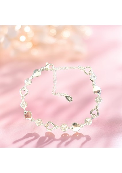 Kalp Detaylı Gümüş Rengi Zarif Bileklik
