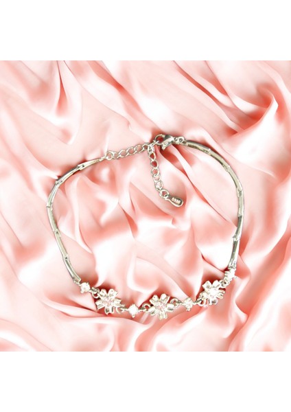 Çiçek Detaylı Gümüş Rengi Zarif Bileklik fiyatları