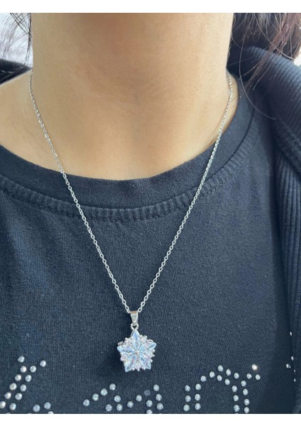 Kararmaz Paslanmaz Gümüş Renk Dönen Yonca Modeli Çelik Kolye