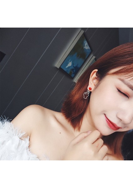 Gümüş Tarzı Yeni Moda Womalver Iğne Kore Versiyonu Aşk Jestleri Asimetrik Küpe Takı Trend Kişilik Öğrenci Aşk Küpeleri Karakter Vahşi Kulak Takı (Yurt Dışından) fırsatları