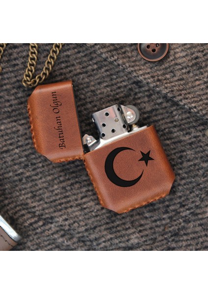 İsme Özel Benzinli Çakmak Hakiki Deri El Yapımı Zippo Tarzı Çakmak Kişiye Özel Çakmak Deri Kaplama Benzinli Erkek Çakmak Hediyelik Çakmak Doğum Günü Yıl Dönümü Hediyesi fiyatları