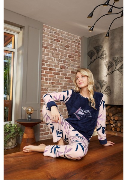 Kadın Regular Fit Desenli Bisiklet Yaka Kışlık Yumuşak Dokulu Polar Pijama Takımı
