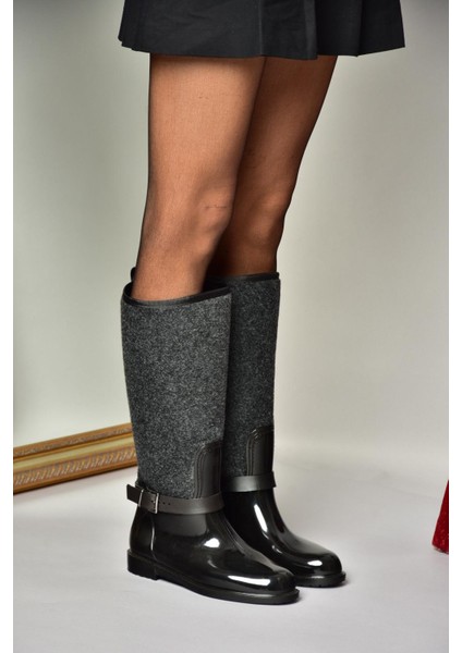 T858725204 Siyah Keçe Kumaş Detaylı Yağmur Çizmesi fiyatları