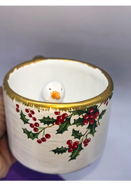 Yeni Yıla Özel Tasarlanmış Seramik El Yapımı 200 ml Beyaz Üzerine Kokina Çiçeği Baskılı İçi Kardan Adam Detaylı Altın Yaldızlı Kahve- Çay Fincanı, Meşrubat Bardağı