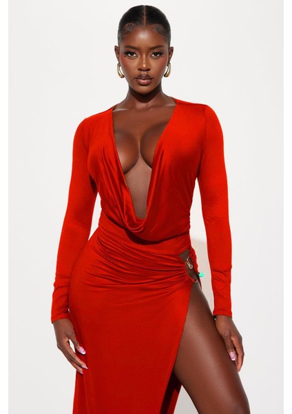 Kırmızı Toka Detaylı Degaje Yaka Yırtmaçlı Elbise indirimleri