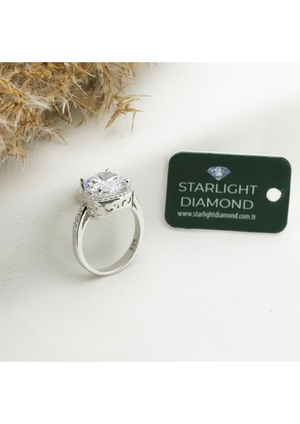 Yanları Pırıltılı Taşlarla Süslenmiş 3.00 Ct Starlıght Dıamond Tektaş