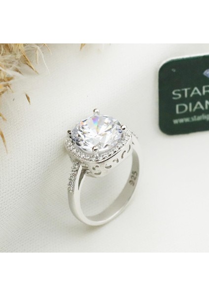 Yanları Pırıltılı Taşlarla Süslenmiş 3.00 Ct Starlıght Dıamond Tektaş