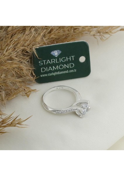 Round Kesim Starlight Diamond Tek Taş Gümüş Yüzük