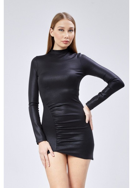 Deri Görünümlü Büzgü Detaylı Uzun Kollu Mini Elbise