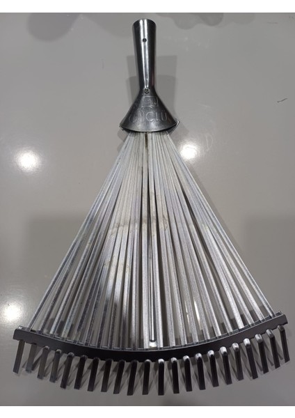 Güçlü Metal Ayarlı Yaprak-Çim Toplama Tırmığı 30-45 cm