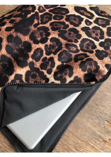 Leopar Desenli Laptop Çantası, Macbook Air ve Macbook Pro ile Uyumlu