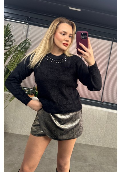 Yaka Gümüş Işleme Detaylı Siyah Yumoş Kazak indirimleri