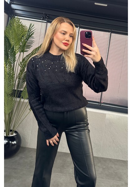 Gümüş Işleme Detaylı Siyah Yumoş Kazak