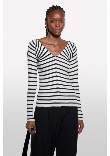 Sisley Yün Karışımlı Çizgili Önü Arkası V Yaka Kazak Kadın Siyah Mix Kazak - 324A109ZL4011