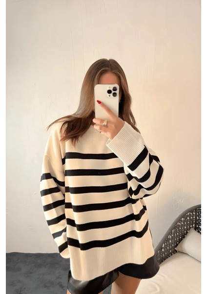 Beyaz Oversize Çizgili Bisiklet Yaka Triko Kadın Kazak