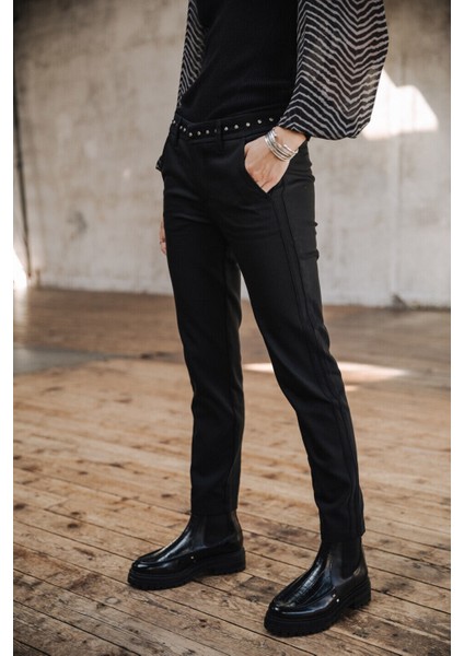 Zımba Detaylı Bilek Boy Dar Kesim Kumaş Pantolon modelleri