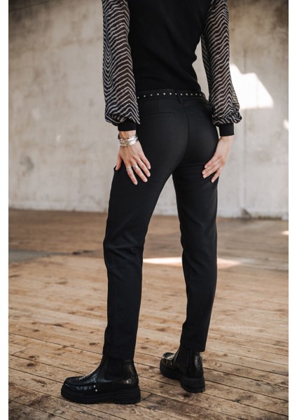 Zımba Detaylı Bilek Boy Dar Kesim Kumaş Pantolon fırsatları