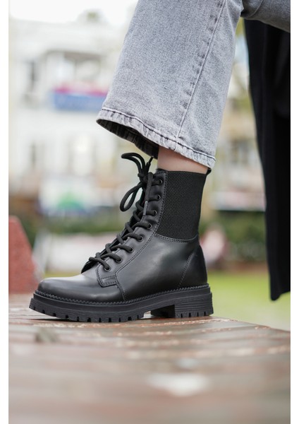 Kadın Lastikli Tırtıklı Taban Bağcıklı Postal Bot Nigora Siyah