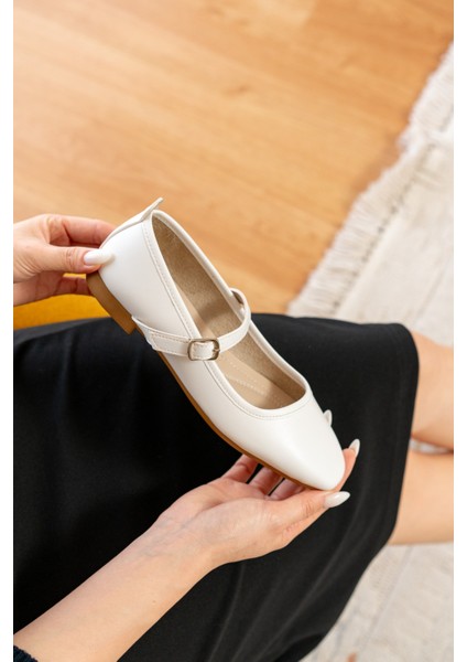 Latte Beyaz ( 1 cm Topuklu ) Baretli Yuvarlık Burun Babet fiyatları