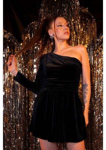 Tek Kol Şort Etekli Mini Kadife Gece Elbisesi ABK2183