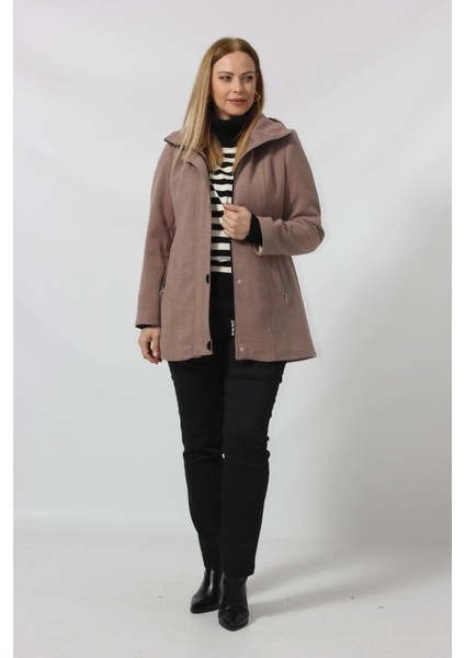 Önü Fermuarlı ve Düğme Detaylı Kapüşonlu Kaşe Kaban