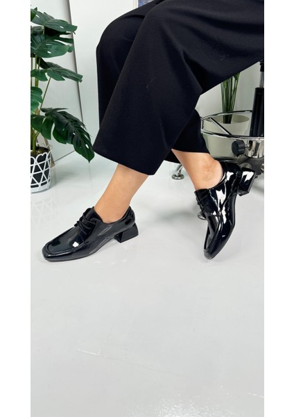 Günlük Kadın Loafer Topuklu Toka ve Dikiş Detaylı Bağcıklı Küt Burunlu Ayakkabı 1500 modelleri