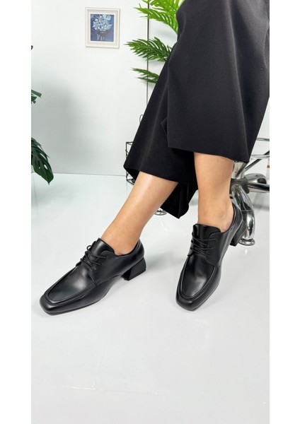 Günlük Kadın Loafer Topuklu Toka ve Dikiş Detaylı Bağcıklı Küt Burunlu Ayakkabı 1500