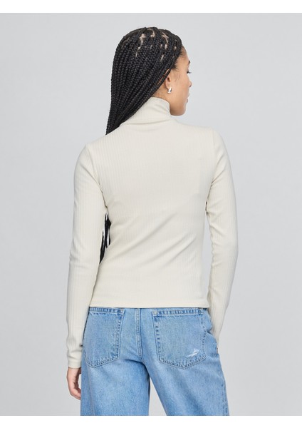 Kadın Kırık Beyaz Modern Fitilli Yarım Fermuarlı T-Shirt indirimleri