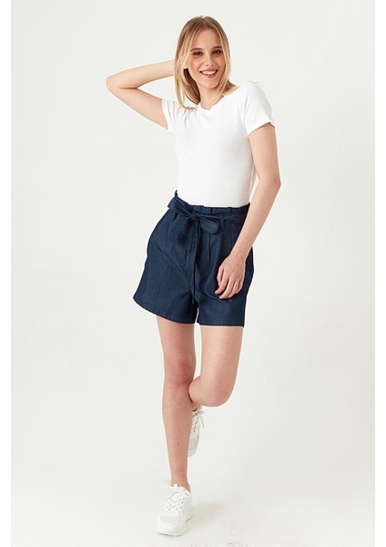 Kadın Mavi Kemerli Mini Denim Şort