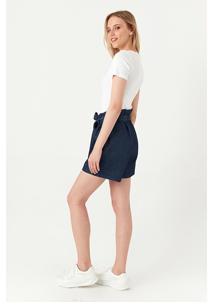 Kadın Mavi Kemerli Mini Denim Şort