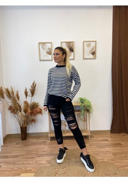 Siyah Slim Fit Lazer Kesim Yırtık Detaylı Jean