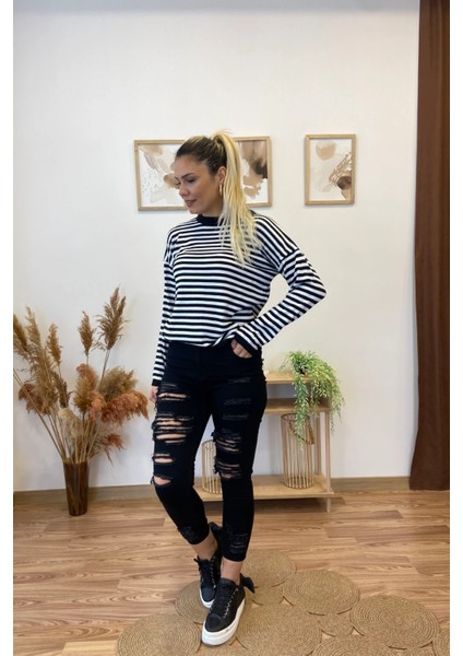 Siyah Slim Fit Lazer Kesim Yırtık Detaylı Jean