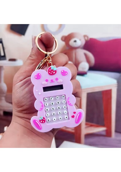 1 Adet Çilekli Ayıcık Temalı Eğlenceli Çocuk Öğrenci Hesap Makinesi Arkası Oyunlu Anahtarlık - Çanta Fermuar Aksesuarı