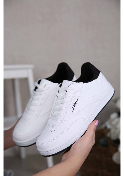 Kadın Bağcıklı Spor Ayakkabı BEYAZ SİYAH fiyatları