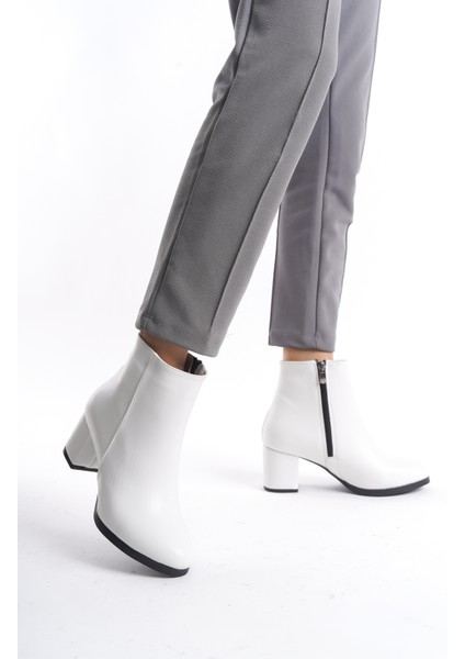 Kadın Beyaz Cilt Düz Topuklu Kısa Bot fırsatları