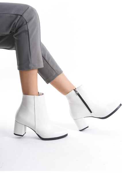 Kadın Beyaz Cilt Düz Topuklu Kısa Bot modelleri