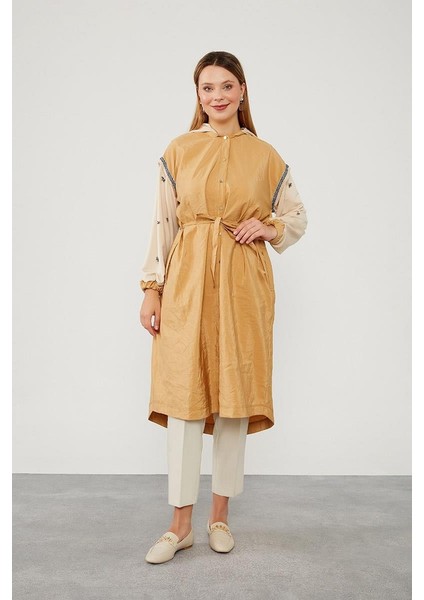 Camel-Bej Kapüşonlu Kolları İşlemeli Trençkot