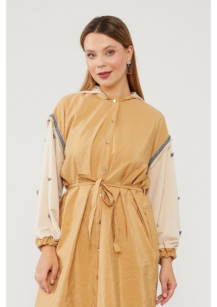 Camel-Bej Kapüşonlu Kolları İşlemeli Trençkot modelleri