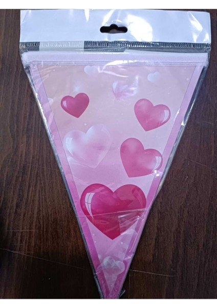 Pembe Kalp Desenli Üçgen Flama