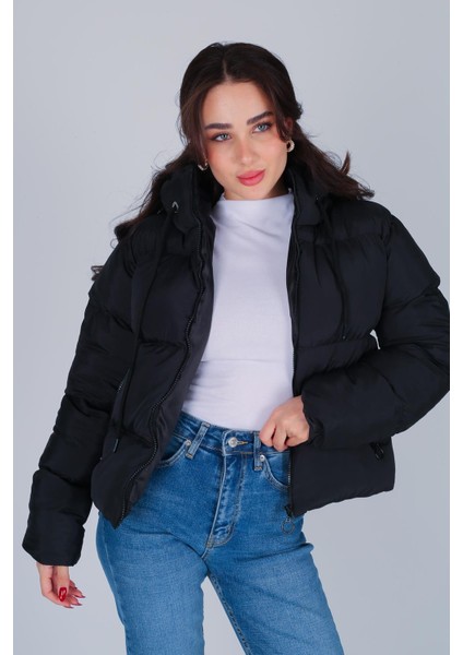 Kadın Siyah Kapüşonlu Kısa Şişme Mont modelleri