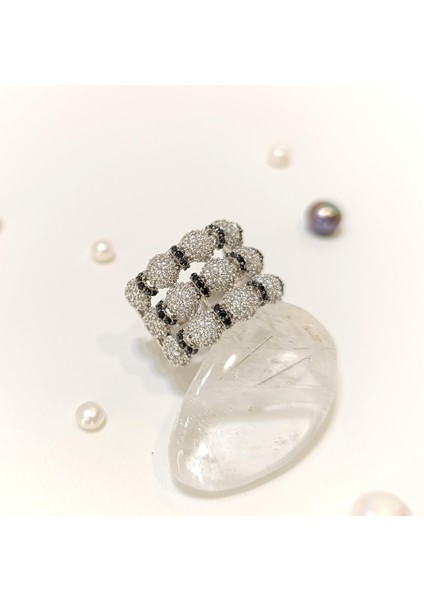 Siyah ve Beyaz Taşlı Yüzük 14 Ayar Altın