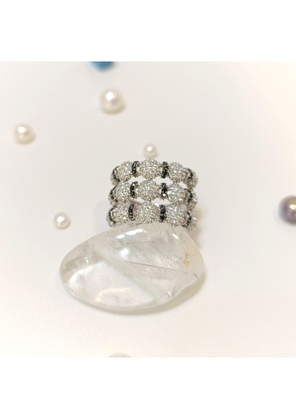 Siyah ve Beyaz Taşlı Yüzük 14 Ayar Altın modelleri